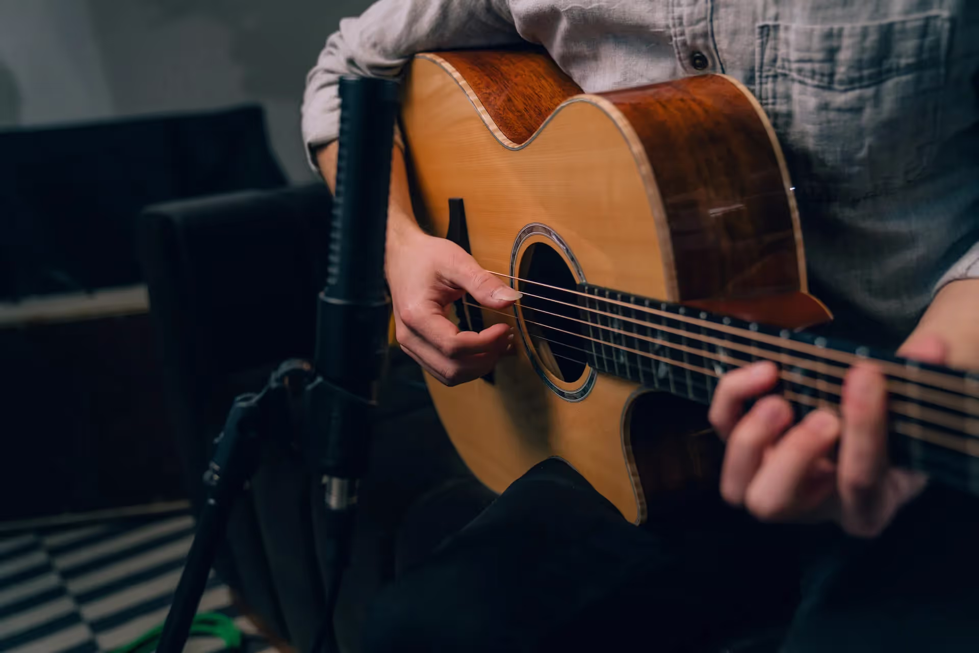 Fingerstyle Guitar: From Intro To Mastery (Full Guide)